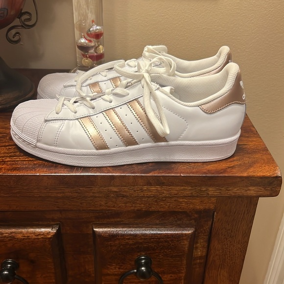 Adidas Superstars Tennis Shoes in White Copper Metallic, Size 8 - Picture 7 of 16